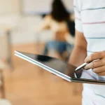 Teknologi dalam Kehidupan Sehari-hari: 7 Tips untuk Mengelola Waktu Layar dan Tetap Sehat